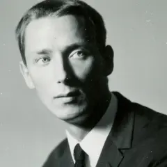 Portret młodego mężczyzny w garniturze. Może to być zdjęcie z czasów, gdy powstawały piosenki Młynarskiego alfabetycznie.