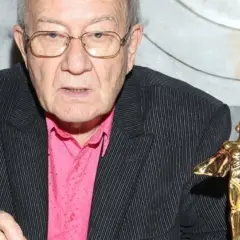 Andrzej Dąbrowski z żoną i dziećmi świętuje sukces, trzymając w dłoni statuetkę.