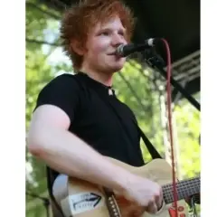 Ed Sheeran gra na gitarze, śpiewając do mikrofonu. Czy Ed Sheeran ma dzieci? Tak, jest ojcem dwójki.