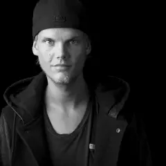 Avicii w czapce z daszkiem i kurtce, z charakterystycznym spojrzeniem.
