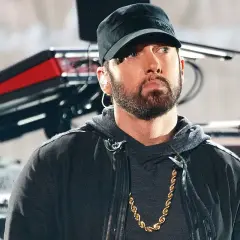 Eminem, którego imię zna cały świat, w czapce i z charakterystycznym złotym łańcuchem na szyi.