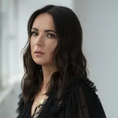 Kasia Kowalska, artystka znana z emocjonalnych utworów, w czarnej, zwiewnej kreacji z delikatną biżuterią.