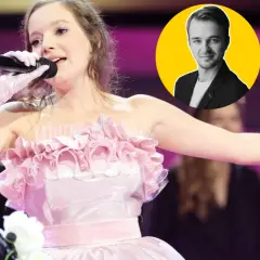 Sanah w różowej sukni śpiewa, a obok niej w kółku widać mężczyznę. Jej utwory poruszają serca.