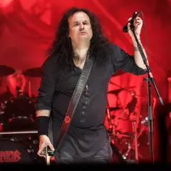 Miland "Mille" Petrozza, lider zespołu Kreator, podczas koncertu. Na bębnie widnieje logo Kreator, co podkreśla jego rolę jako kreatora albumów.