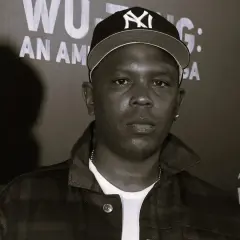 Członek Wu-Tang Clan w czapce z daszkiem i kratkowanej kurtce, na tle napisu "Wu-Tang: An American Saga".
