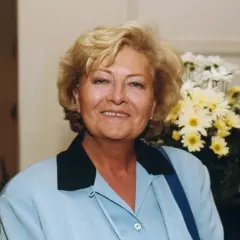 Uśmiechnięta Stenia Kozłowska, gdzie mieszka? Może w domu pełnym kwiatów, jak te na zdjęciu.