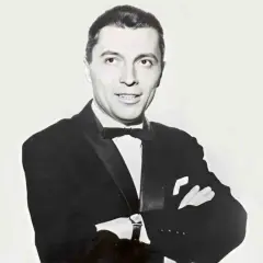 Elegancki Janusz Budzyński, mąż Alicji Majewskiej, w czarnym smokingu z muszką.