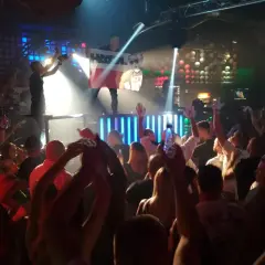 Tłum szaleje na koncercie, DJ Rachela gra najlepsze hity.