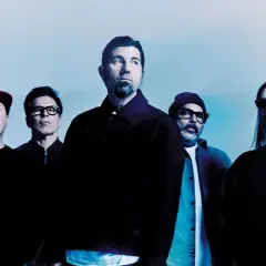 Pięciu członków zespołu Deftones, w tym Chino Moreno, pozuje do zdjęcia promocyjnego. Ich albumy to klasyka rocka.