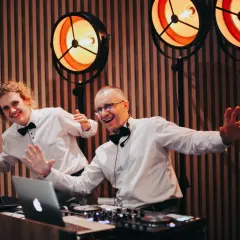 Ile kosztuje DJ na wesele? Poznaj ceny i ukryte wydatki