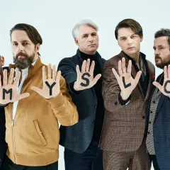 Pięciu mężczyzn z zespołu Myslovitz prezentuje litery na dłoniach: M, Y, S, L, O.