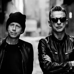 Dave Gahan i Martin Gore, ikony Depeche Mode, w mrocznym klimacie, jakby zapowiadali kolejne niezapomniane depeche mode utwory.