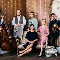 Warszawska Orkiestra Sentymentalna: siedmioro muzyków z kontrabasem, mandoliną, akordeonem i klarnetem.