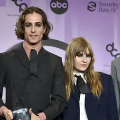 Måneskin członkowie pozują z nagrodą American Music Awards.
