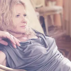 Urszula w zamyśleniu, jakby inspirowana do tworzenia nowych, pięknych utworów.