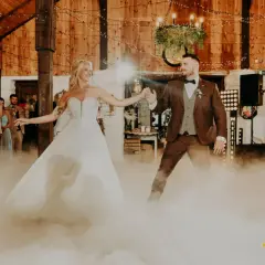 Para młoda tańczy w chmurach dymu. DJ Hazel cennik usług weselnych jest dostępny dla par marzących o magicznej atmosferze.