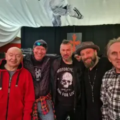Pięciu mężczyzn pozuje do zdjęcia. Wszyscy wyglądają na szczęśliwych, tworząc idealni członkowie zespołu.
