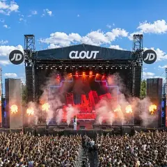 Scena festiwalowa Clout z artystą i tłumem widzów, w tle niebo z chmurami.
