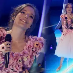 Zuzanna Jurczak, znana jako piosenkarka, w kwiecistej sukni na scenie.