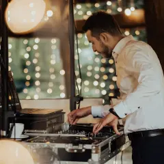 Kto płaci ZAiKS za muzykę na weselu, DJ czy organizator?