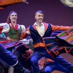 Tancerze w barwnych strojach ludowych, tworzący żywiołowy zespół Mazowsze. Skład osobowy tej grupy to pasja i tradycja.