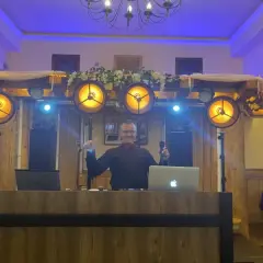 Ile bierze DJ za 18? Sprawdź ceny i ukryte koszty wynajmu