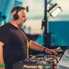 DJ Kris ile ma lat? Odkryj wiek i historię tej ikony muzyki
