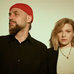 Skubas i jego partnerka, uśmiechnięci, w stonowanych barwach. Ich skubas życie prywatne jest tajemnicą, ale na zdjęciu widać bliskość.