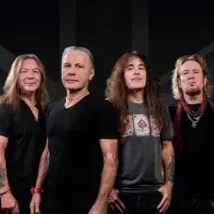 Sześciu członków Iron Maiden, legendy heavy metalu, gotowych do zagrania swoich najnowszych **iron maiden utwory**.