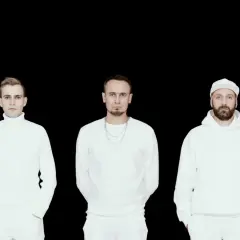 Pięciu mężczyzn w białych ubraniach, w tym lao che wokalista, pozuje na czarnym tle.