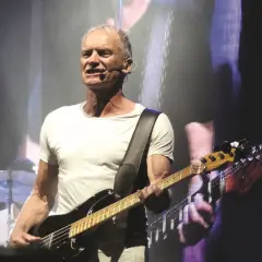 Sting gra na gitarze basowej, wykonując swoje niezapomniane utwory.