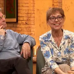 Monika Rosca z mężem siedzą obok siebie, ona uśmiecha się, on zamyślony.
