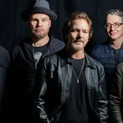 Zespół Pearl Jam, znany z kultowych albumów, pozuje do zdjęcia.