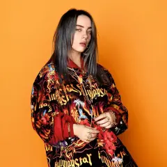 Billie Eilish w kolorowej bluzie z nadrukiem, jakby prosto z teledysku do jej hitowych utworów.