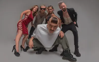 Ekscentryczna piątka, czyli little big członkowie, pozuje w odważnych stylizacjach.