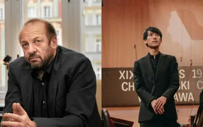 Zbigniew Preisner, inspiracja dla młodych talentów, obok młodego pianisty na scenie.