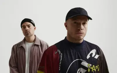 Dwóch mężczyzn, jeden w czapce beanie, drugi w czapce z daszkiem. pro8l3m oskar.