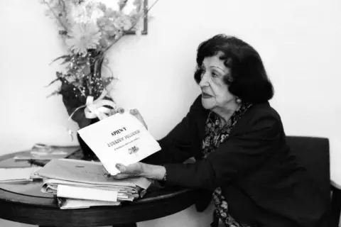 Mira Zimińska-Sygietyńska prezentuje śpiewniki z pieśniami polskich burszów.