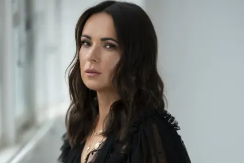 Kasia Kowalska, artystka znana z emocjonalnych utworów, w czarnej, zwiewnej kreacji z delikatną biżuterią.