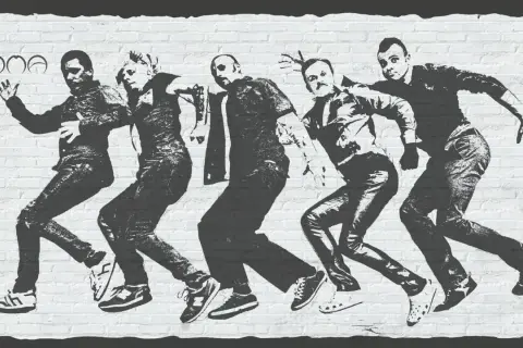 Grafika na ceglanej ścianie przedstawia pięciu mężczyzn w ruchu, przypominających taniec lub bieg. Logo "COMA" widnieje w lewym górnym rogu.