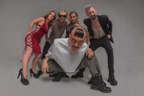 Ekscentryczna piątka, czyli little big członkowie, pozuje w odważnych stylizacjach.