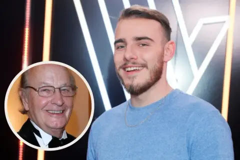Wiesław Ochman i jego syn. Młody mężczyzna uśmiecha się, a w okręgu widać starszego pana w okularach.