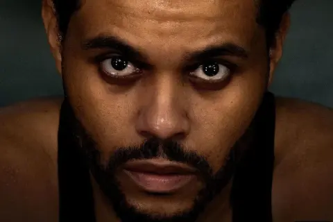 Intensywne spojrzenie The Weeknd, zapowiadające jego kolejne albumy.