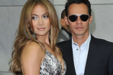 Jennifer Lopez i jej ówczesny mąż, Marc Anthony, pozują do zdjęć.