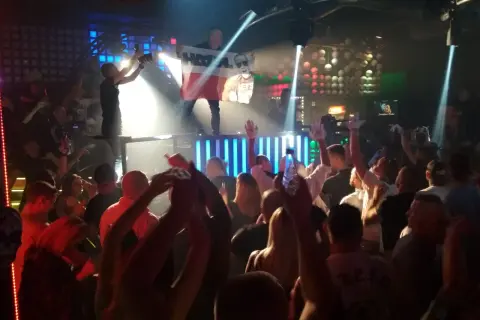 Tłum szaleje na koncercie, DJ Rachela gra najlepsze hity.