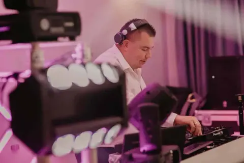 Ile kosztuje DJ na 40 urodziny? Poznaj ceny i ukryte koszty