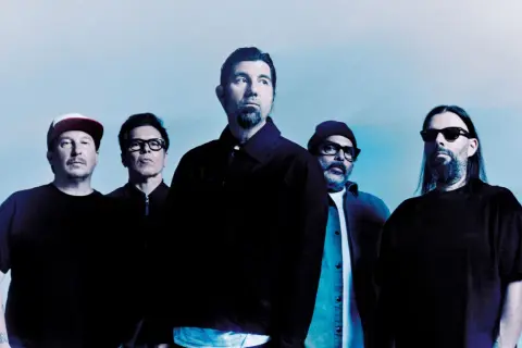 Pięciu członków zespołu Deftones, w tym Chino Moreno, pozuje do zdjęcia promocyjnego. Ich albumy to klasyka rocka.