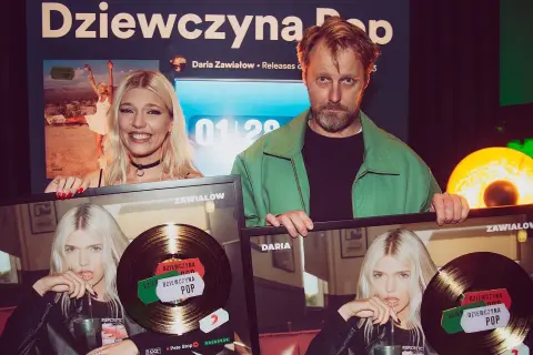 Daria Zawiałow z mężem świętuje sukcesy. Daria Zawiałow utwory "Dziewczyna Pop" zdobyły złote płyty.