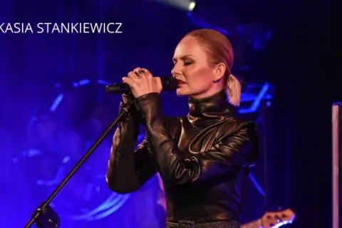 Kasia Stankiewicz, wokalistka Varius Manx, śpiewa do mikrofonu na scenie.