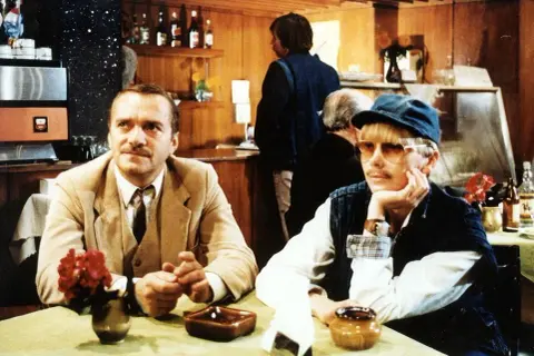 Muzyka z filmu Zmiennicy: Sekrety tematu i jego znaczenie w serialu